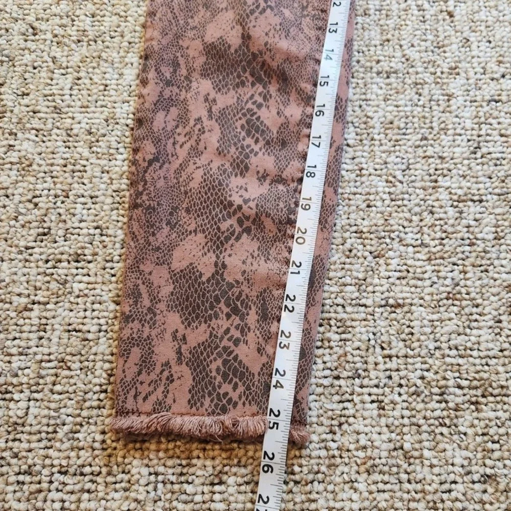 Easel Snakeskin Distressed Jeans‎ Women's Size Medium Pink Brown Frayed Hem